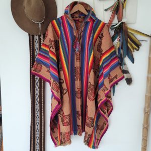 PONCHO SINTÉTICO COM CAPUZ