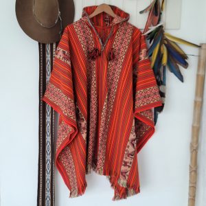 PONCHO SINTÉTICO COM CAPUZ