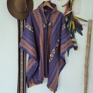 PONCHO SINTÉTICO COM CAPUZ