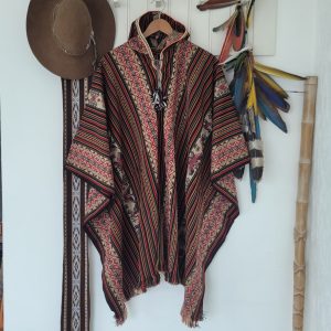 PONCHO SINTÉTICO COM CAPUZ