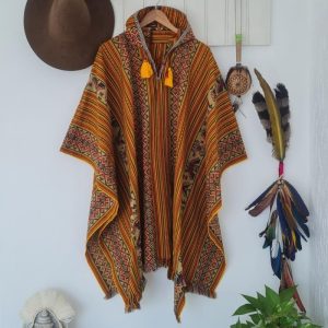 PONCHO SINTÉTICO COM CAPUZ