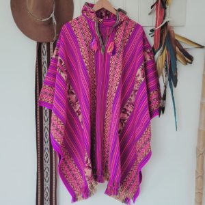 PONCHO SINTÉTICO COM CAPUZ