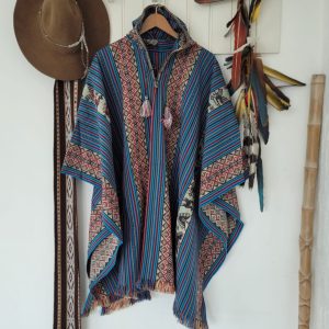 PONCHO SINTÉTICO COM CAPUZ