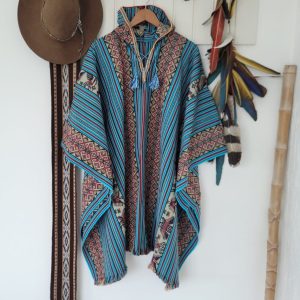 PONCHO SINTÉTICO COM CAPUZ