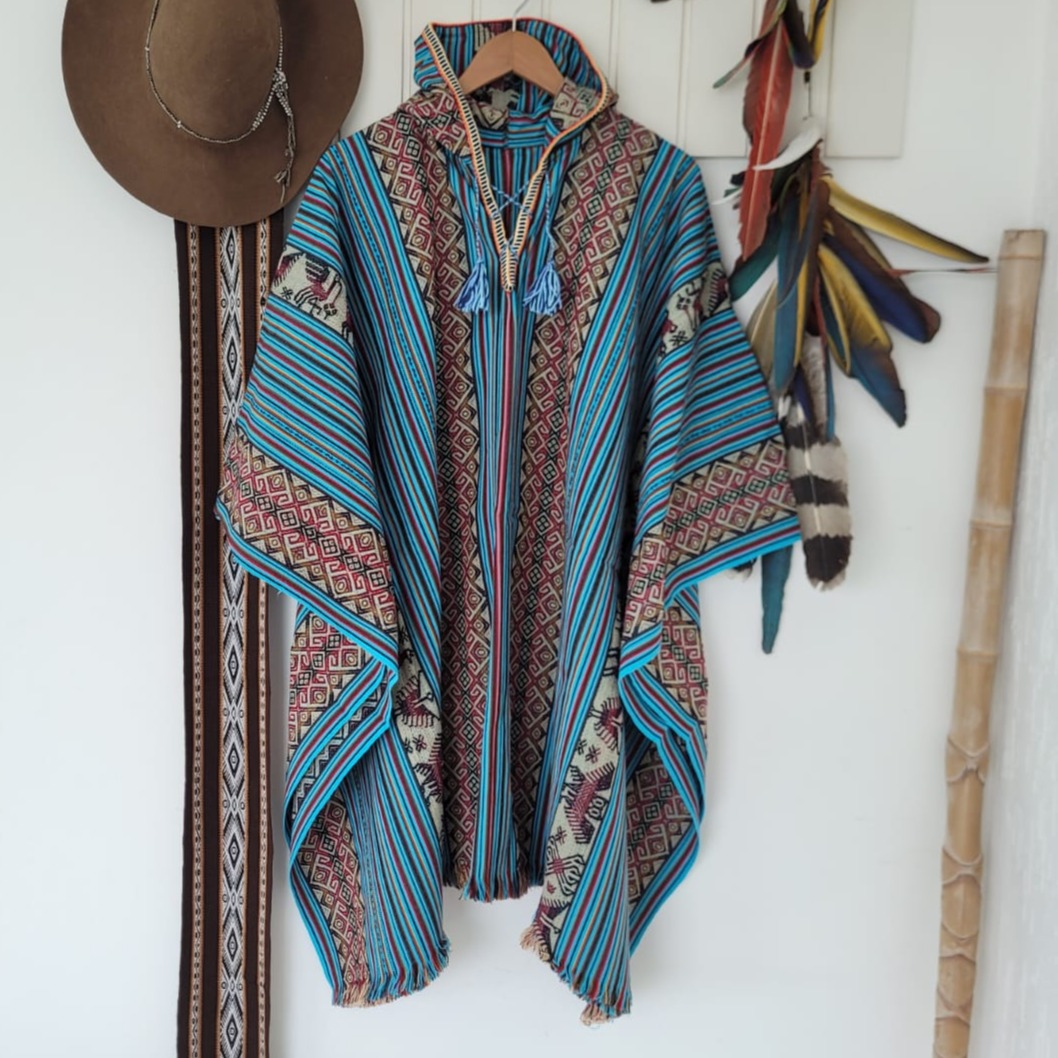 PONCHO SINTÉTICO COM CAPUZ