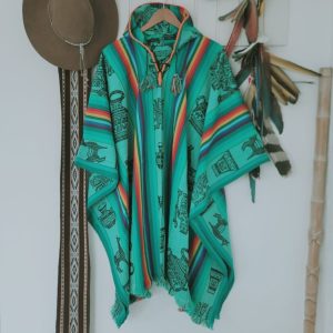 PONCHO SINTÉTICO COM CAPUZ